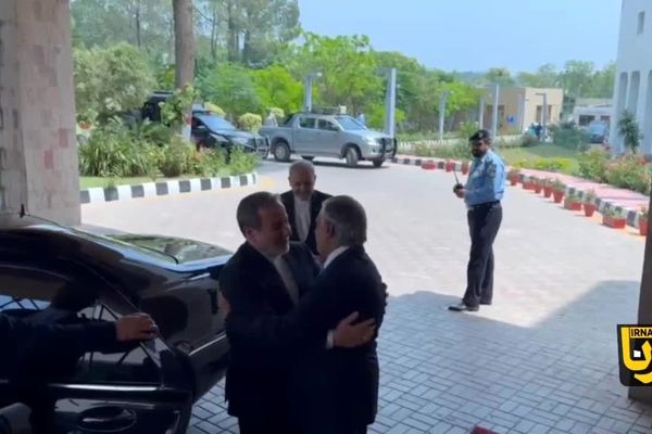 استقبال گرم وزیر خارجه پاکستان از عراقچی 