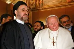تصاویری از حضور محمد خاتمی در مراسم تششیع پاپ ژان پل دوم؛ پزشکیان نیز به واتیکان می رود؟