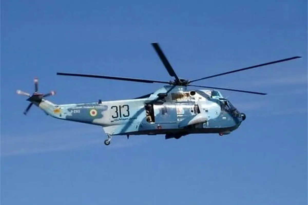 پرواز شناسایی هلی کوپتر ارتش بر بالای ناو آمریکایی در دهانه خلیج فارس