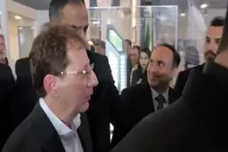 ورود پر سر و صدای بابک زنجانی برای رونمایی از تاکسیرانی اش