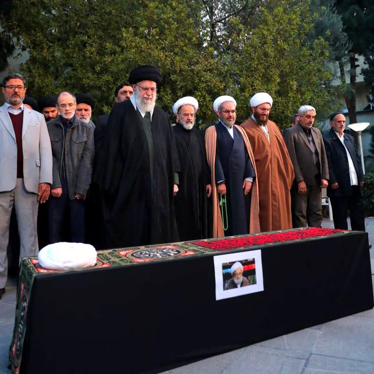 اقامه نماز بر پیکر آیت‌الله امامی کاشانی توسط رهبر انقلاب