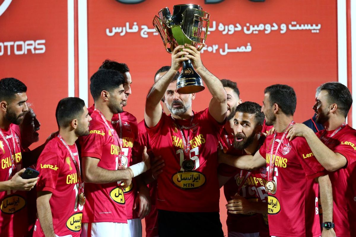 لحظه بالا بردن جام قهرمانی لیگ برتر توسط بازیکنان پرسپولیس