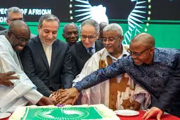 لحظه بریدن کیک توسط عراقچی در جشن روز آفریقا