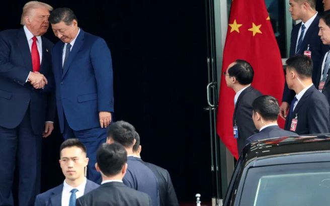 پرچانگی ترامپ و به در و دیوار نگاه کردن رئیس جمهور چین + فیلم