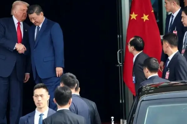 پرچانگی ترامپ و به در و دیوار نگاه کردن رئیس جمهور چین + فیلم