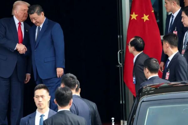 پرچانگی ترامپ و به در و دیوار نگاه کردن رئیس جمهور چین + فیلم