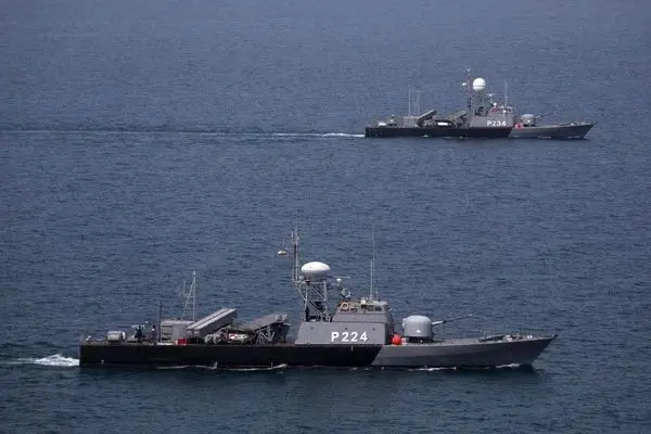 آرایش رزمی نیروهای دریایی ایران در دریای عمان و تنگه هرمز همزمان با مذاکرات