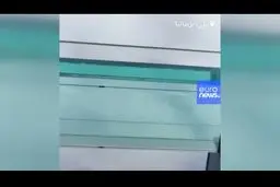 فیلم؛ترس و دلهره شنا در استخر شیشه‌ایی و معلق لندن