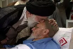 پیکر علامه حسن‌زاده آملی کنار همسرش آرام گرفت + عکس