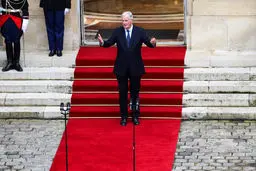 هزاران فرانسوی در اعتراض به گزینه نخست‌وزیری ماکرون به خیابان‌ها آمدند