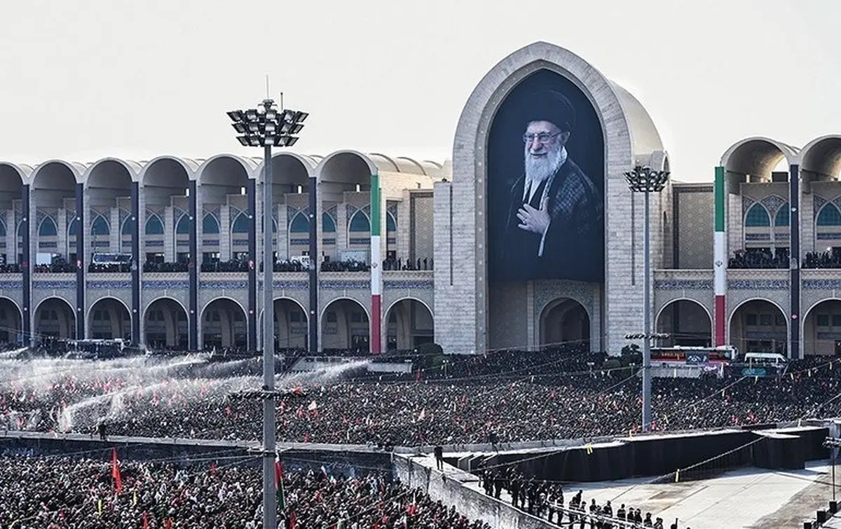  اقامه نماز بر پیکر مطهر مجاهد شهید حضرت آیت‌الله سیّدعلی خامنه‌ای