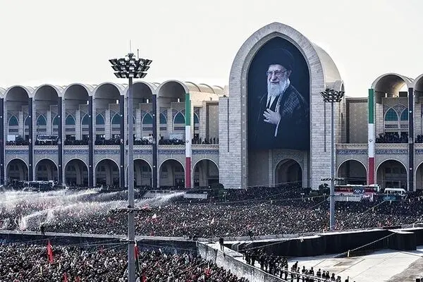  اقامه نماز بر پیکر مطهر مجاهد شهید حضرت آیت‌الله سیّدعلی خامنه‌ای