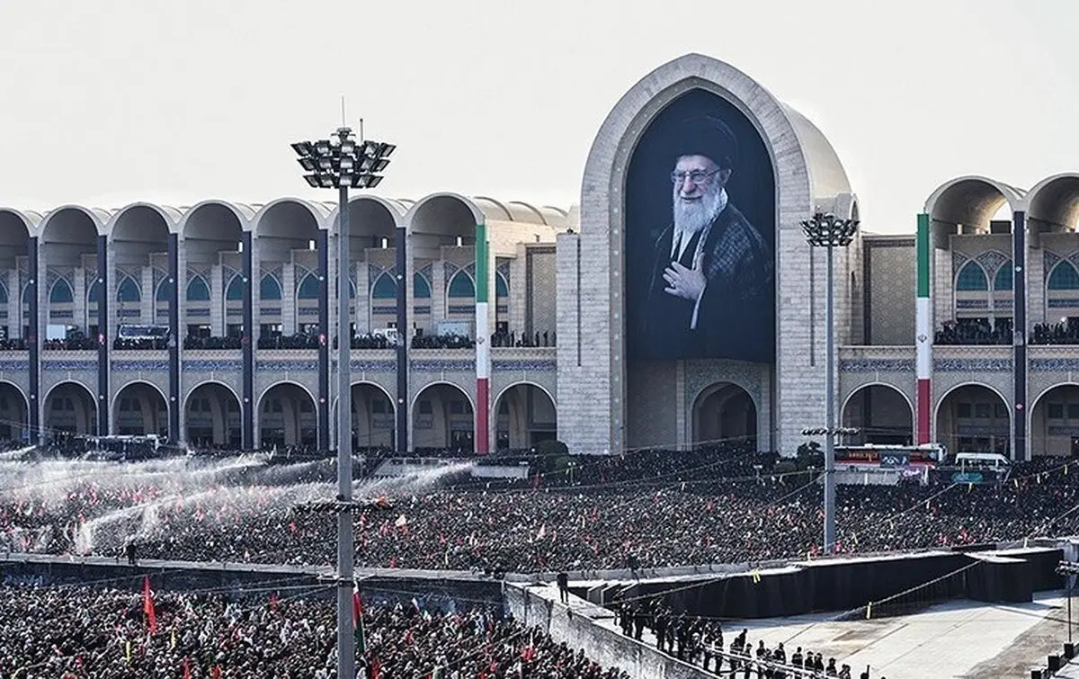  اقامه نماز بر پیکر مطهر مجاهد شهید حضرت آیت‌الله سیّدعلی خامنه‌ای