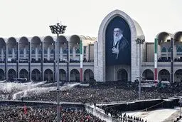  اقامه نماز بر پیکر مطهر مجاهد شهید حضرت آیت‌الله سیّدعلی خامنه‌ای