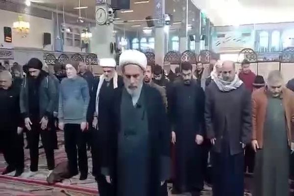 برپایی نماز جماعت در بارگاه حضرت زینب(س)