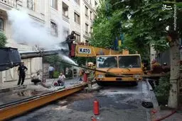 تصاویر سقوط جرثقیل بر روی دیوار یک ساختمان در تهران