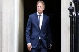 گرانت شاپس، وزیر دفاع انگلیس شد