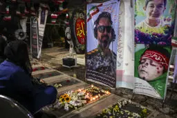 تصاویر شام غریبان بر مزار خانواده های شهدای جنگ 