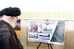  رهبر انقلاب مقابل تصویر بارگاه امام حسن (ع) قبل از تخریب وهابی