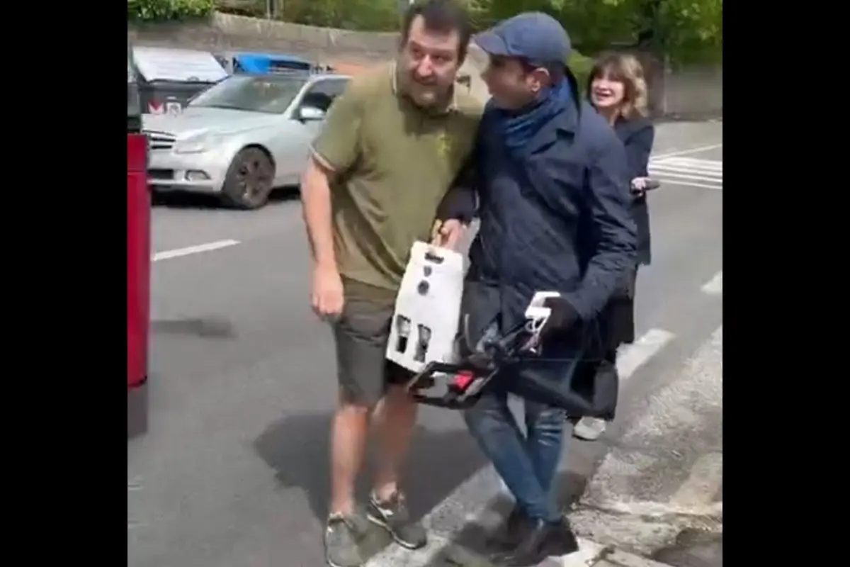 حضور سیاستمدار سابق ایتالیایی با شلوارک در برابر محل مذاکرات!