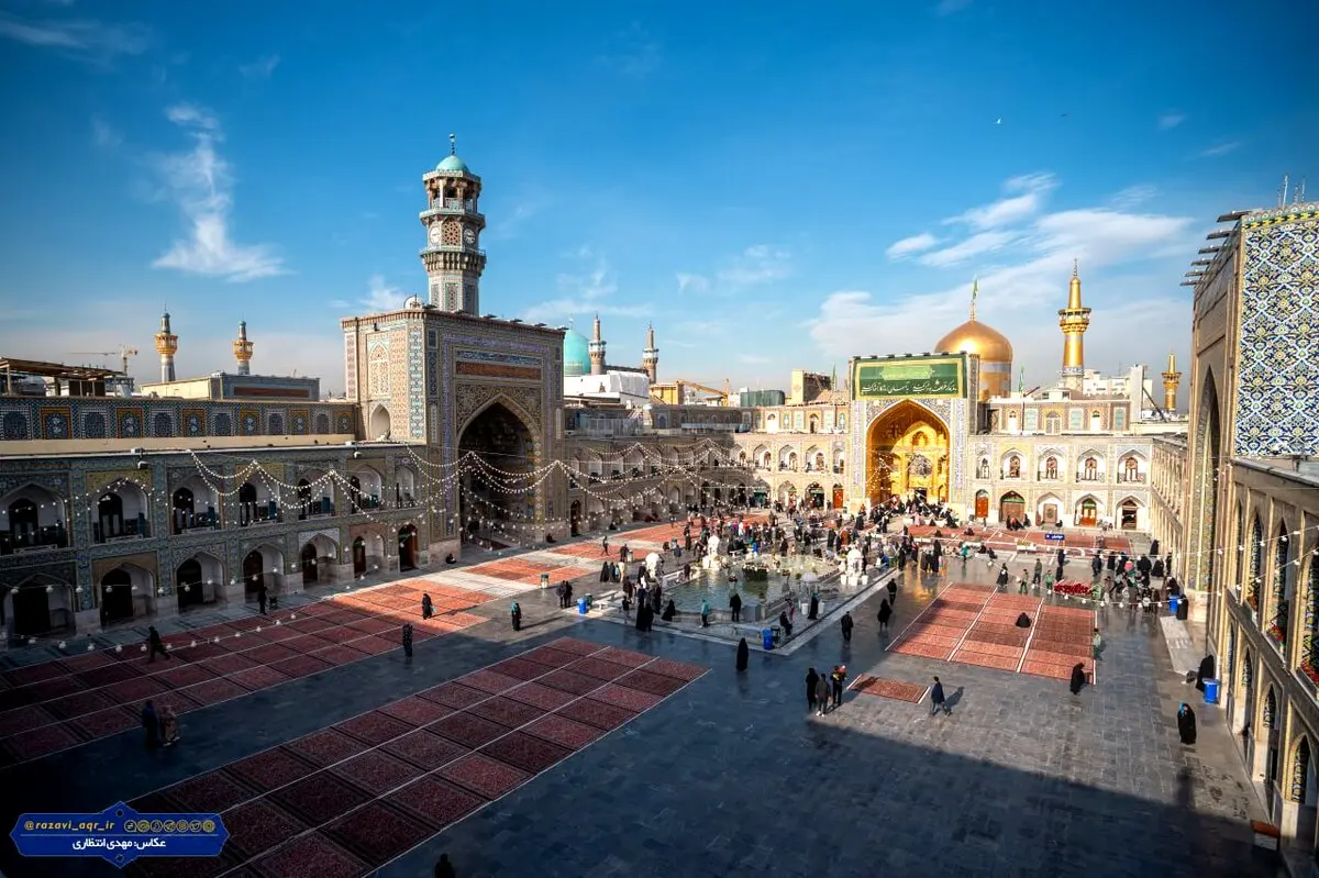  نصب کتیبه ولادت امام حسین(ع) در حرم رضوی