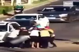 غش کردن پلیس راهنمایی وسط چهارراه بر اثر گرما