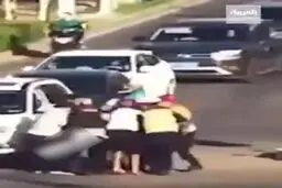 غش کردن پلیس راهنمایی وسط چهارراه بر اثر گرما