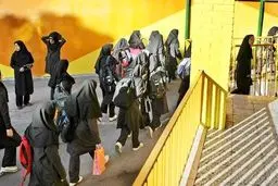 لحظه پرتاب نارنجک بو دار توسط یکی از دانش آموزان دختر در مدرسه