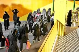 لحظه پرتاب نارنجک بو دار توسط یکی از دانش آموزان دختر در مدرسه