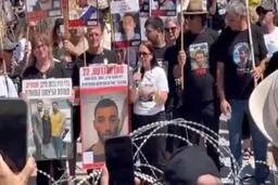  معترضان به نتانیاهو با سیم خاردار به خیابان‌ آمدند