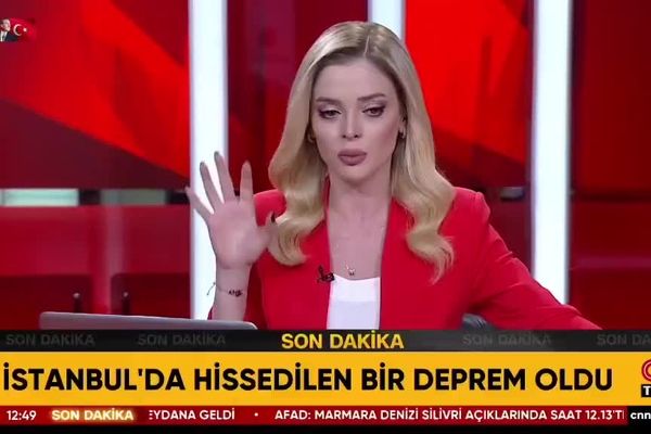 لحظه وقوع زلزله در پخش زنده آنتن تلویزیون ترکیه