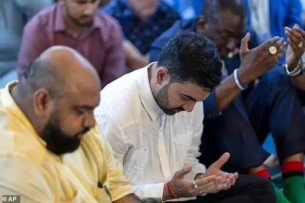  شرکت شهردار جدید نیویورک در نماز جماعت + فیلم