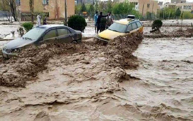  نجات کارکنان شرکت نفت از سیلاب در گچساران