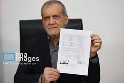 لحظه امضای توافق نامه توسط رئیس جمهور + تصاویر