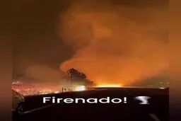  عبور گردباد آتش از خیابانی در لس‌آنجلس