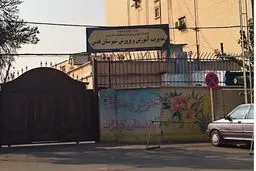 برکناری مدیر مدرسه‌ای که مادری را به تمیز کردن مدرسه وادار کرد