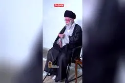 تصاویری از حضور رهبری در منزل شهید رئیسی 
