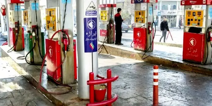 انتقاد روزنامه اطلاعات به اصرار دولت برای گران کردن بنزین