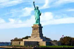 مجسه آزادی بر اثر طوفان سقوط کرد