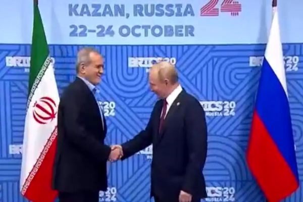 انتظار کشیدن و حرکات پوتین برای ورود با تاخیر پزشکیان