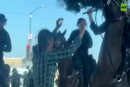 حمله پلیس سواره نظام آمریکا به معترضان