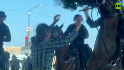 حمله پلیس سواره نظام آمریکا به معترضان