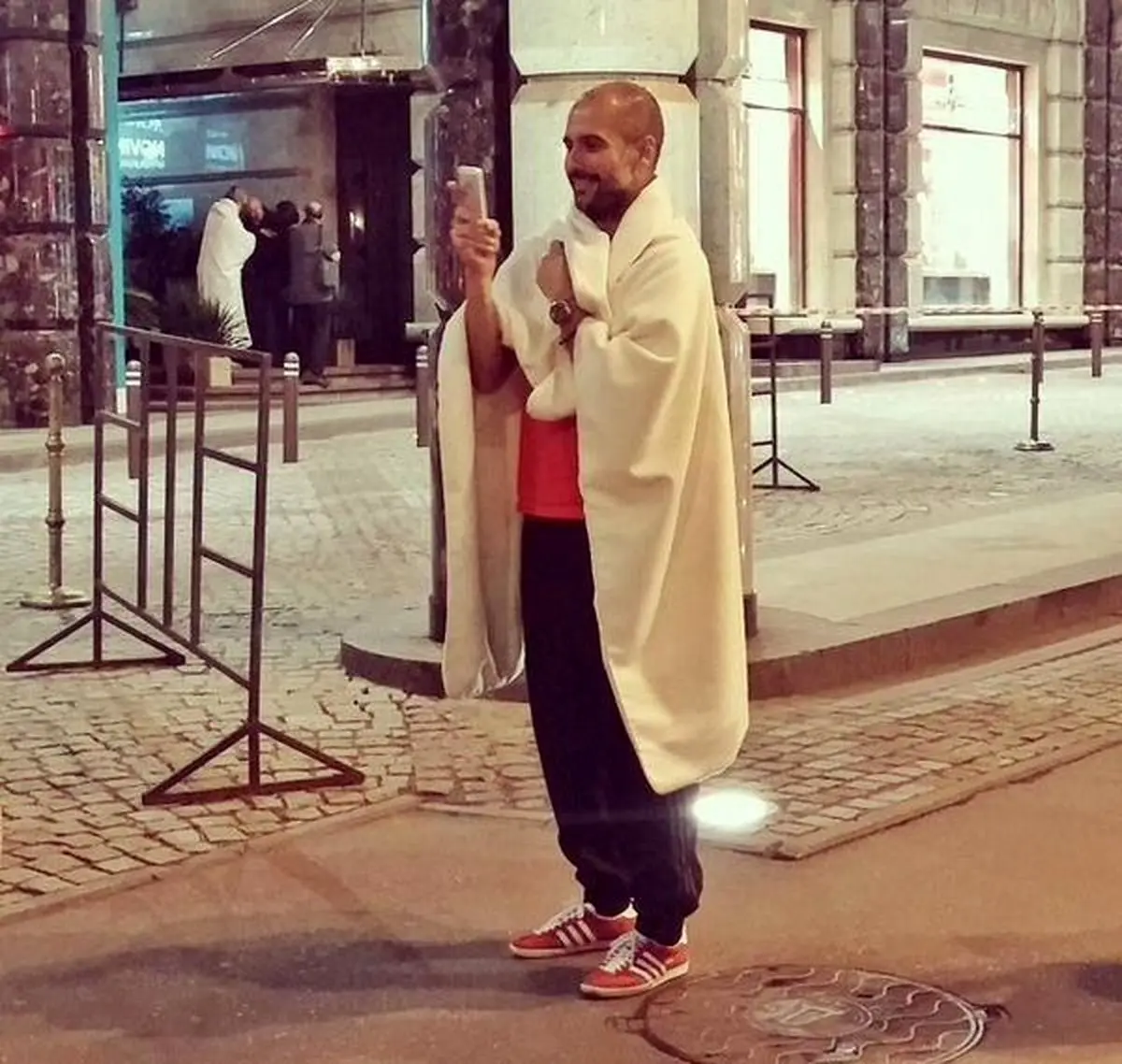 سلفی گواردیولا با پتو در خیابان/عکس