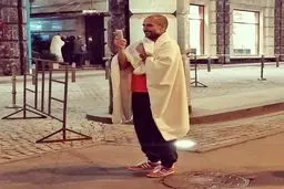 سلفی گواردیولا با پتو در خیابان/عکس