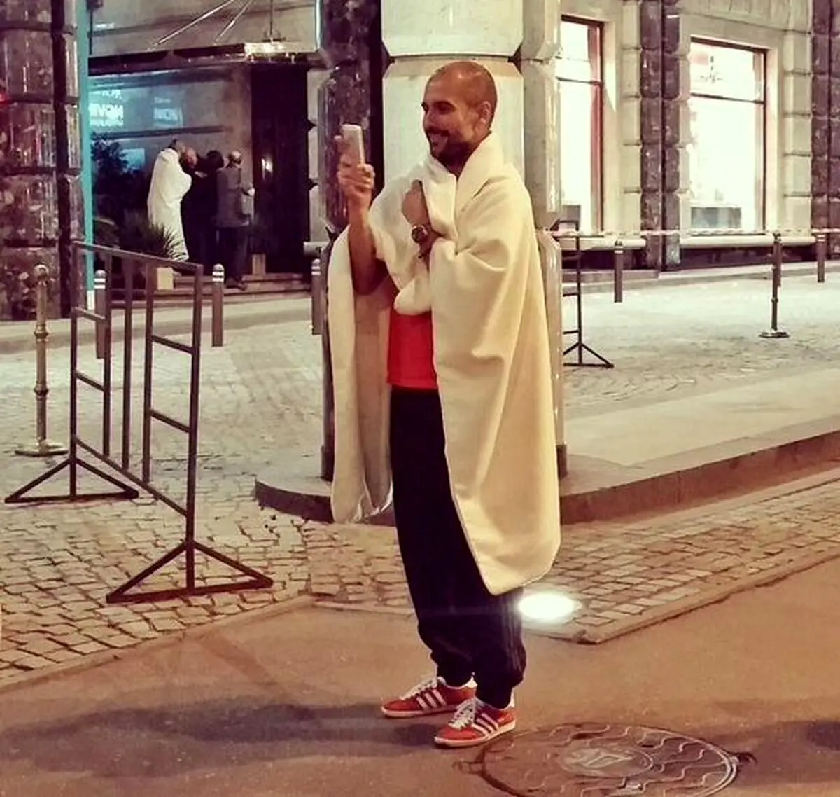 سلفی گواردیولا با پتو در خیابان/عکس