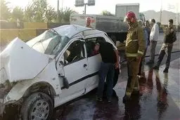 برخورد شدید خودرو پژو 206 با گاردریل/ عکس