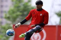 تمرین گلر پرسپولیس با دست شکسته/عکس