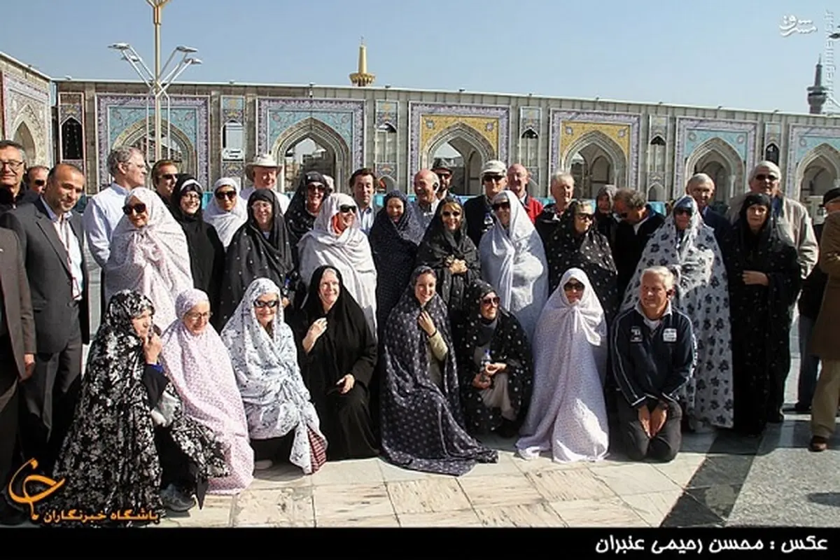 عکس:گردشگران خارجی با چادر گل‌ منگولی