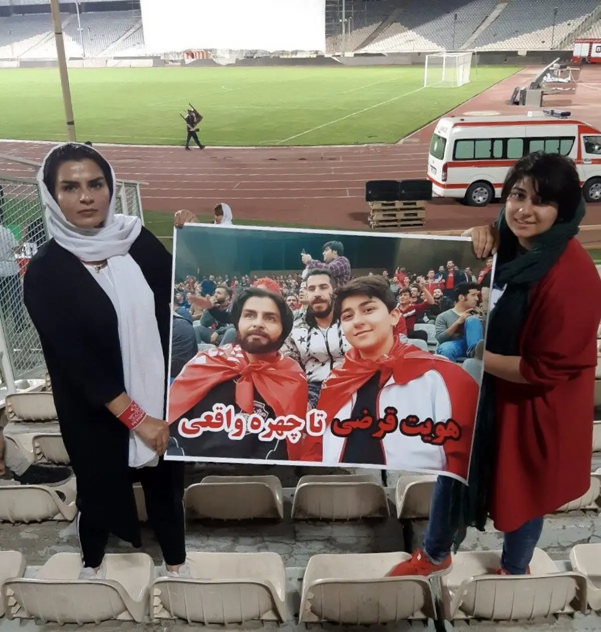 تصویری از چهره واقعی دو دختری که با تیپ پسرانه به استادیوم می‌رفتند