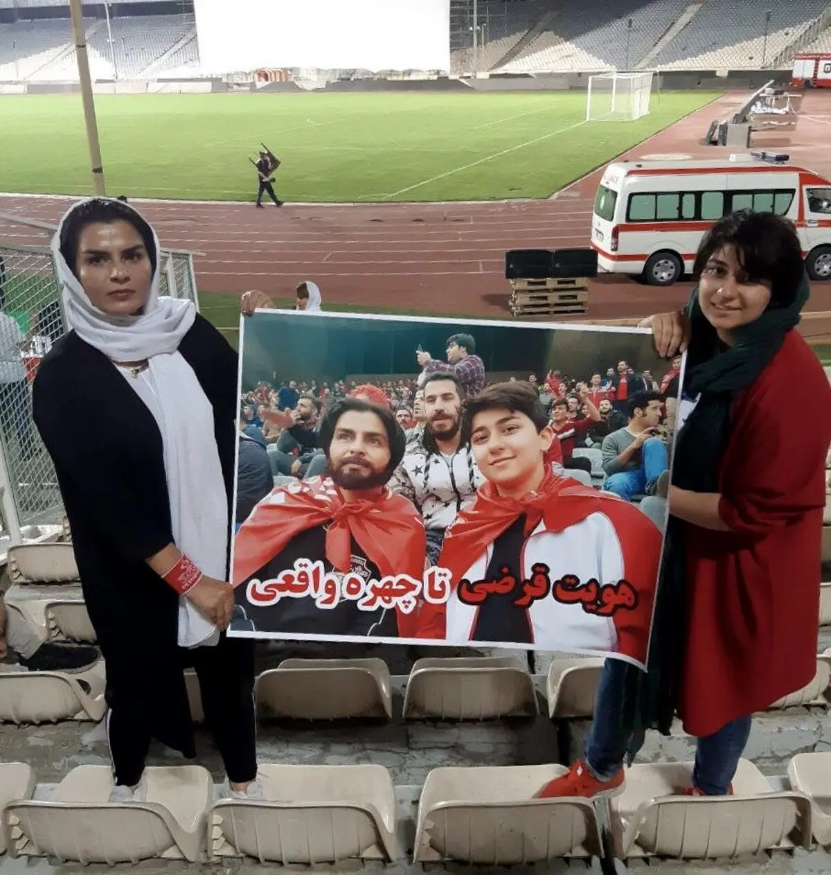 تصویری از چهره واقعی دو دختری که با تیپ پسرانه به استادیوم می‌رفتند